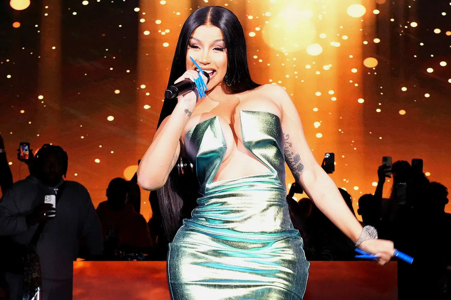 Cardi B announced that she is preparing to respond to those who have tortured her over the past year, demanding that they apologize to her.