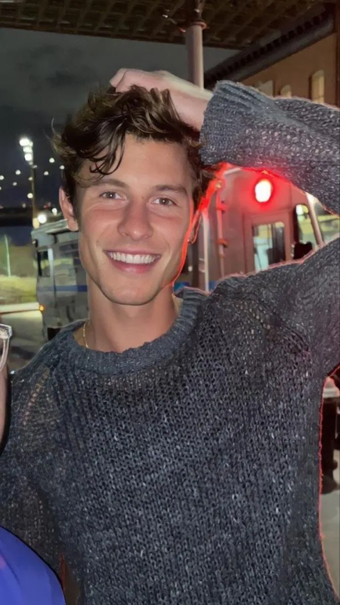 A fan went to a bar and saw Shawn Mendes applying lip balm to a woman and conveniently applied it to himself too.