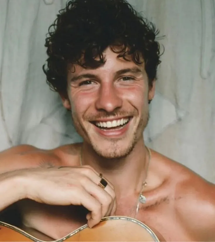 A fan went to a bar and saw Shawn Mendes applying lip balm to a woman and conveniently applied it to himself too.