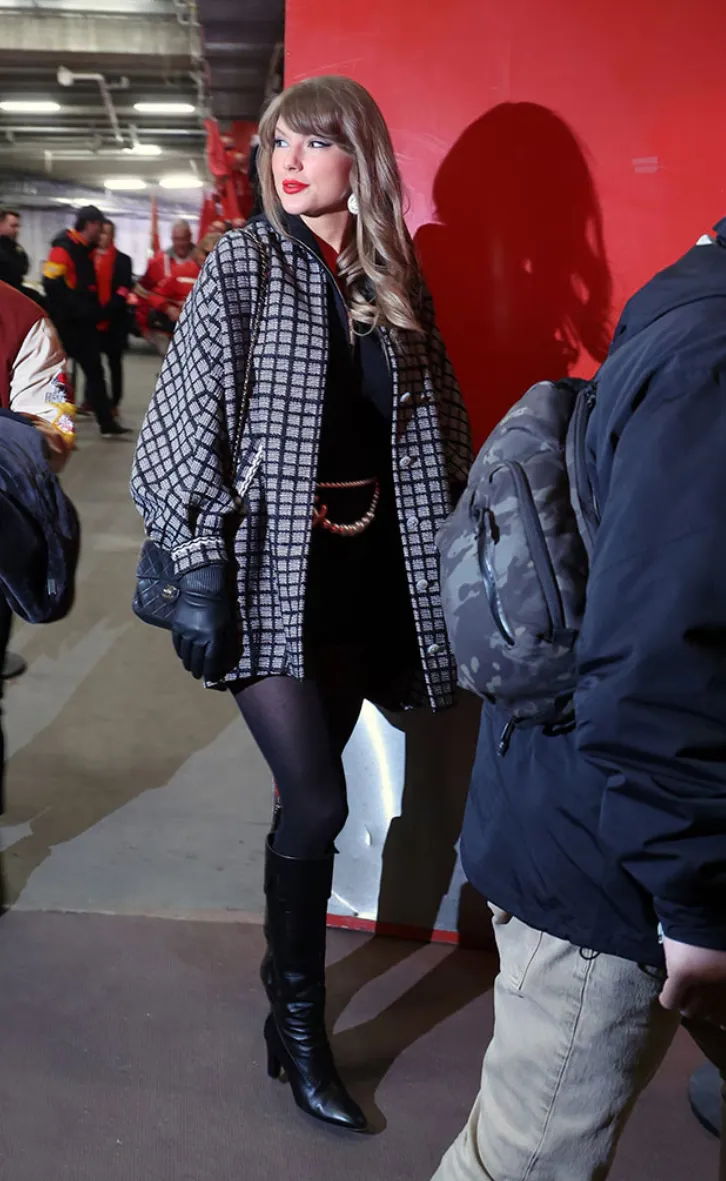 Taylor Swift Shows Her Support for Travis Kelce at Chiefs’ NFL Playoff Game