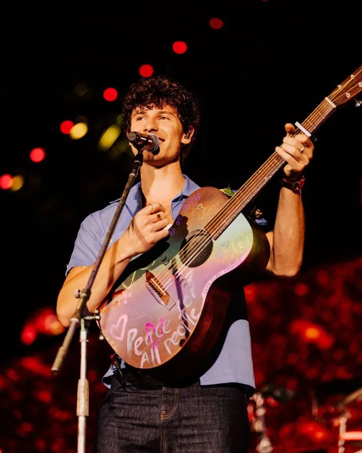 Love Him or Hate Him, Shawn Mendes’ ‘Queerbaiting’ Debate Is Unavoidable! 3 Love Him or Hate Him, Shawn Mendes’ ‘Queerbaiting’ Debate Is Unavoidable!