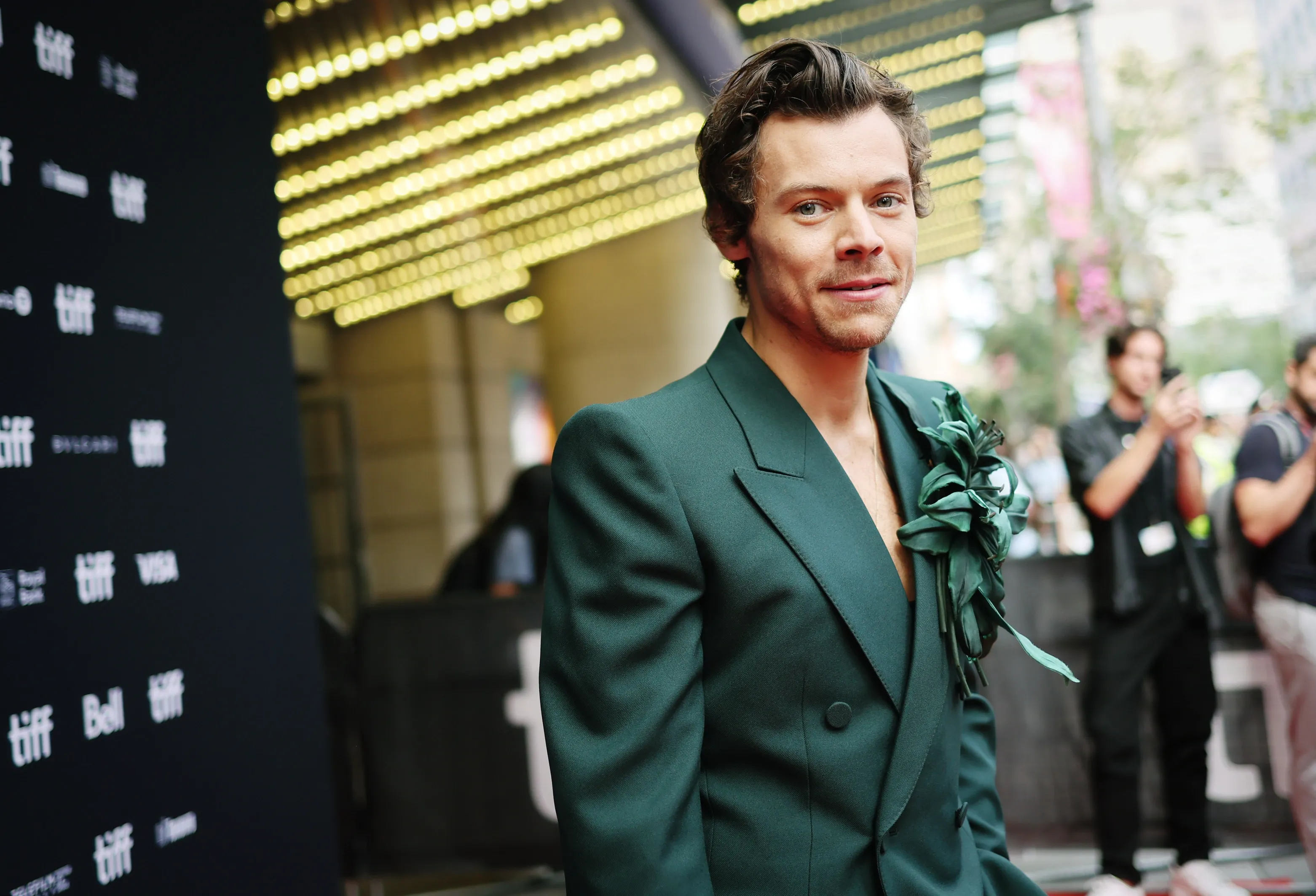 Social Media Explodes AGAIN: Harry Styles’ Intimate Moment with Male Co-Star Causes Controversy!