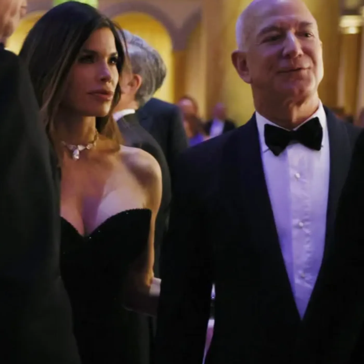 Lauren Sanchez sparkled in an adorable Dolce & Gabbana dress during a candlelit dinner with Jeff Bezos