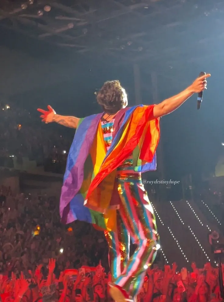 Is This His Coming Out Moment? – Fans React to Harry Styles’ Jaw-Dropping Album Notes!