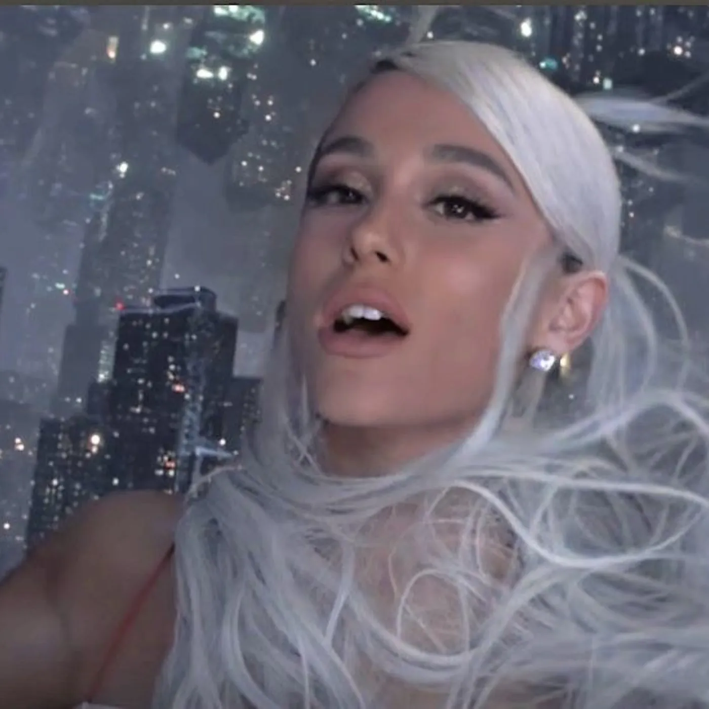 Ariana Grande’s Unprecedented Impact on Fashion: A Shocking Partnership with Victoria Beckham 2 Ariana Grande’s Unprecedented Impact on Fashion: A Shocking Partnership with Victoria Beckham