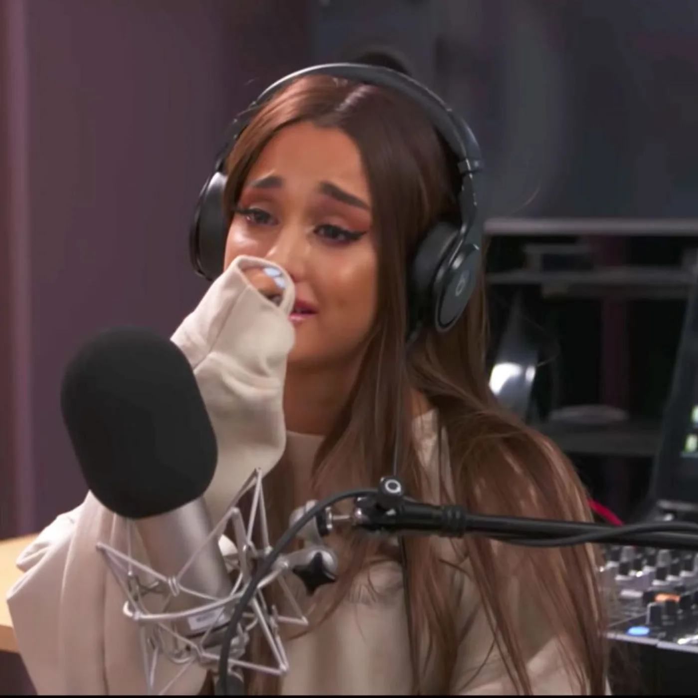 Ariana Grande’s Unprecedented Impact on Fashion: A Shocking Partnership with Victoria Beckham 3 Ariana Grande’s Unprecedented Impact on Fashion: A Shocking Partnership with Victoria Beckham