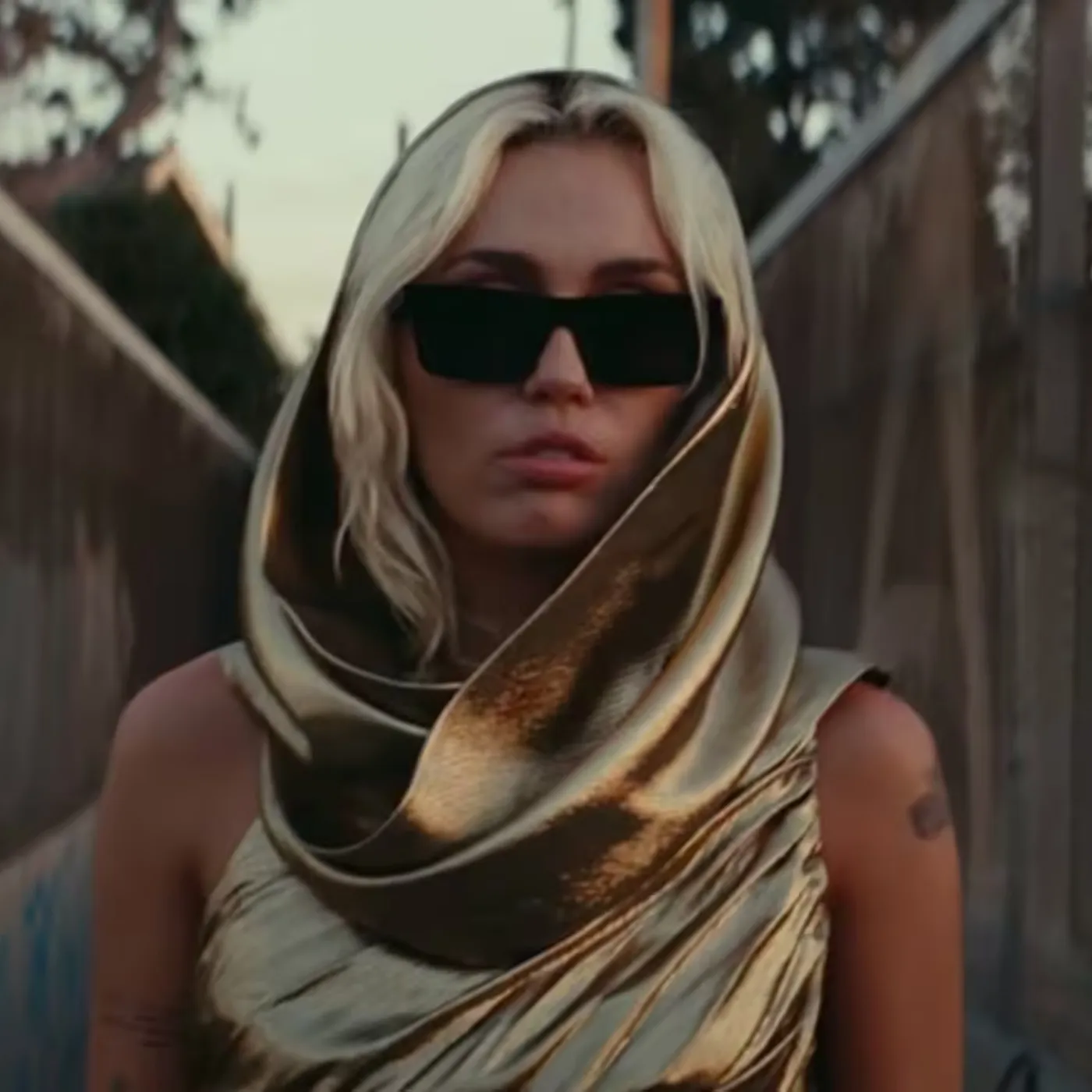 Miley Cyrus Shocks Fans: Is Music Just a Shield for Chaos in Her Turbulent Life? 4 Miley Cyrus Shocks Fans: Is Music Just a Shield for Chaos in Her Turbulent Life?