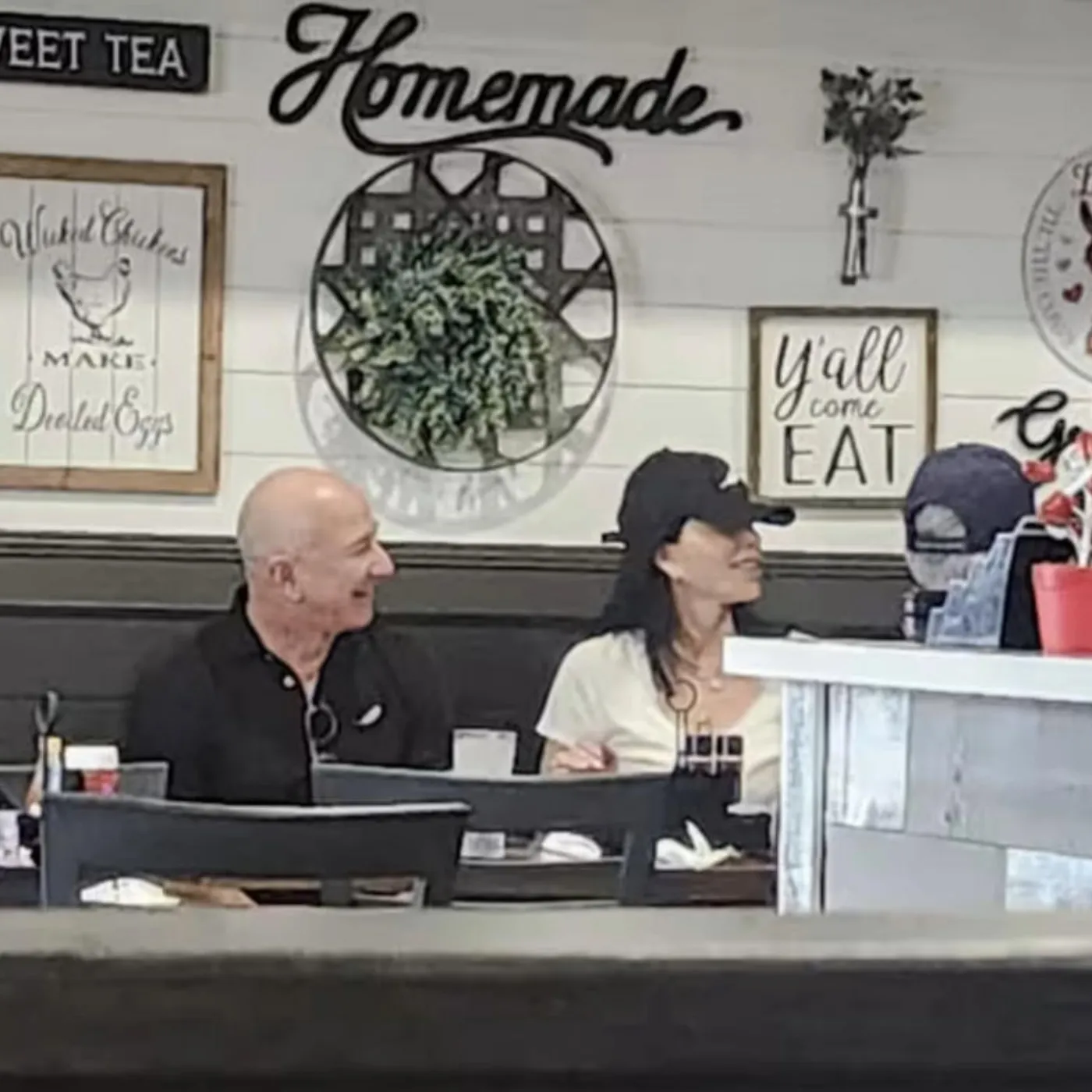 Jeff Bezos and His Fiancée Celebrated the Rocket's Success with Pancakes and Eggs at a Local Diner!