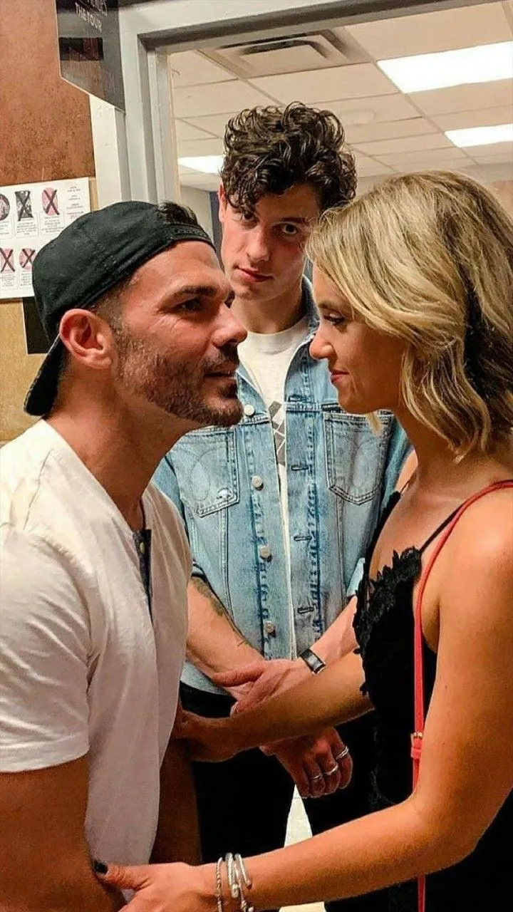 Shawn Mendes was spotted dating an unidentified boyfriend by fans.