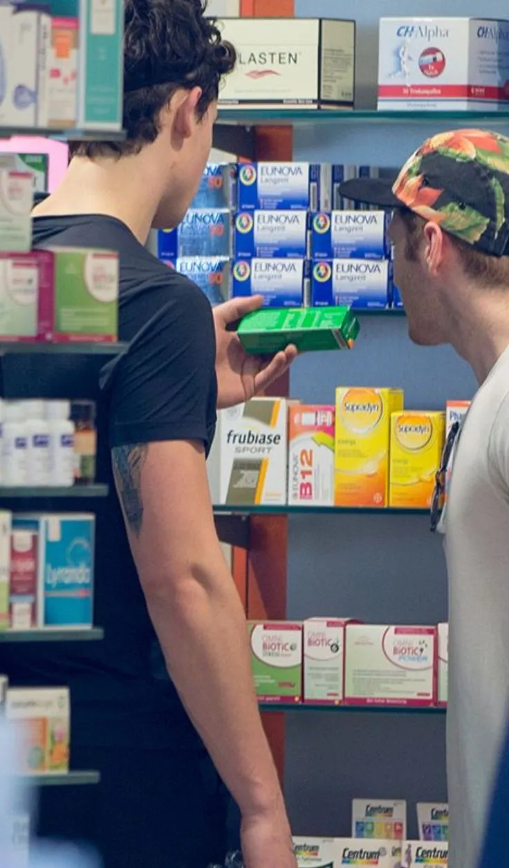 Shawn Mendes was spotted dating an unidentified boyfriend by fans.