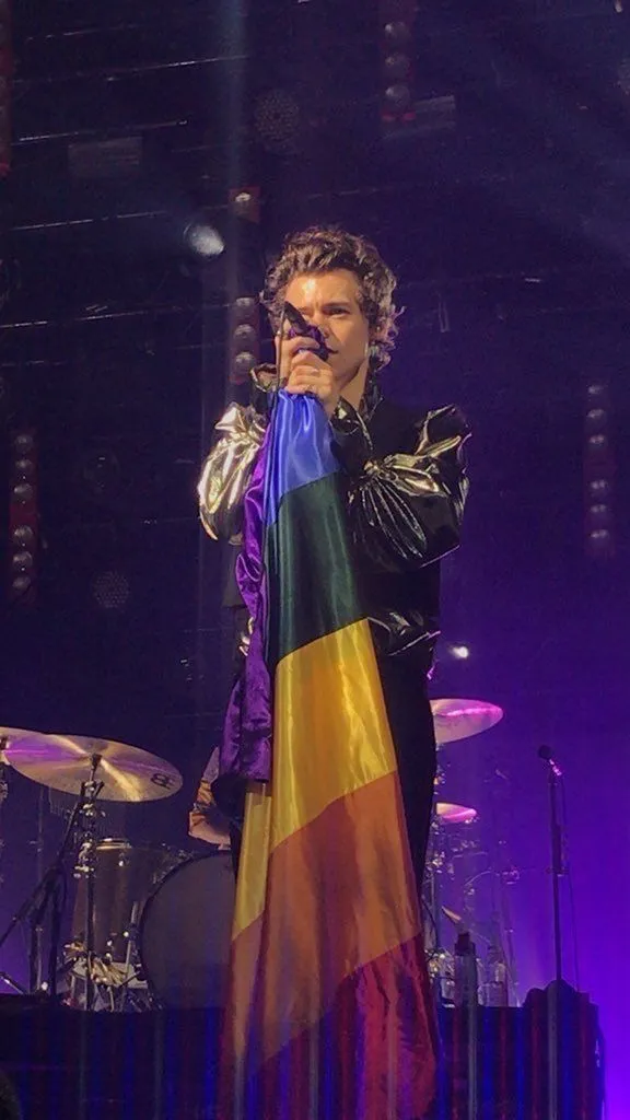 Harry Styles Breaks Silence: ‘I’m Exploring’ – Fans Demand Answers! 2 Harry Styles Breaks Silence: ‘I’m Exploring’ – Fans Demand Answers!