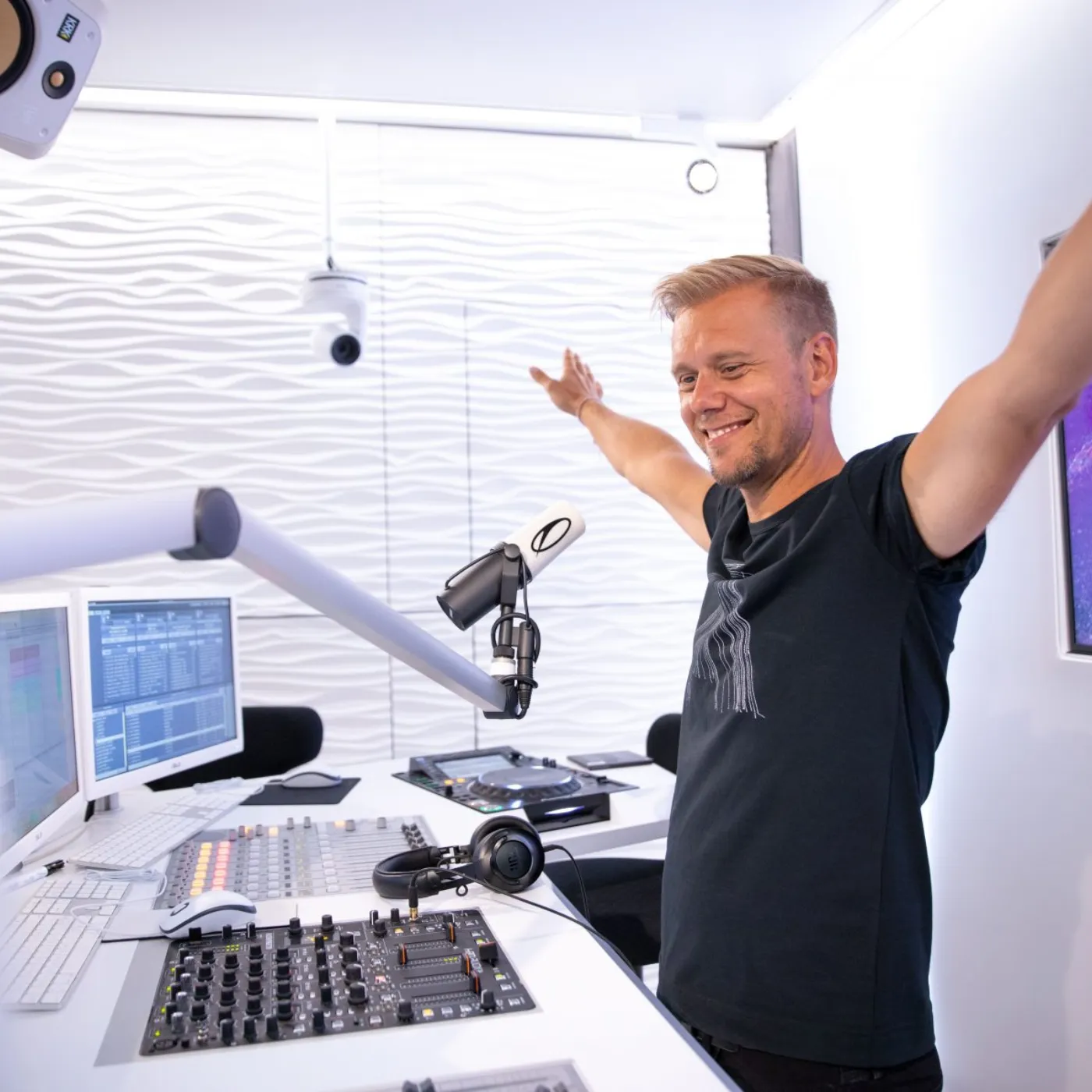 Armin van Buuren Shatters Boundaries with His Groundbreaking VR DJ Set Experience