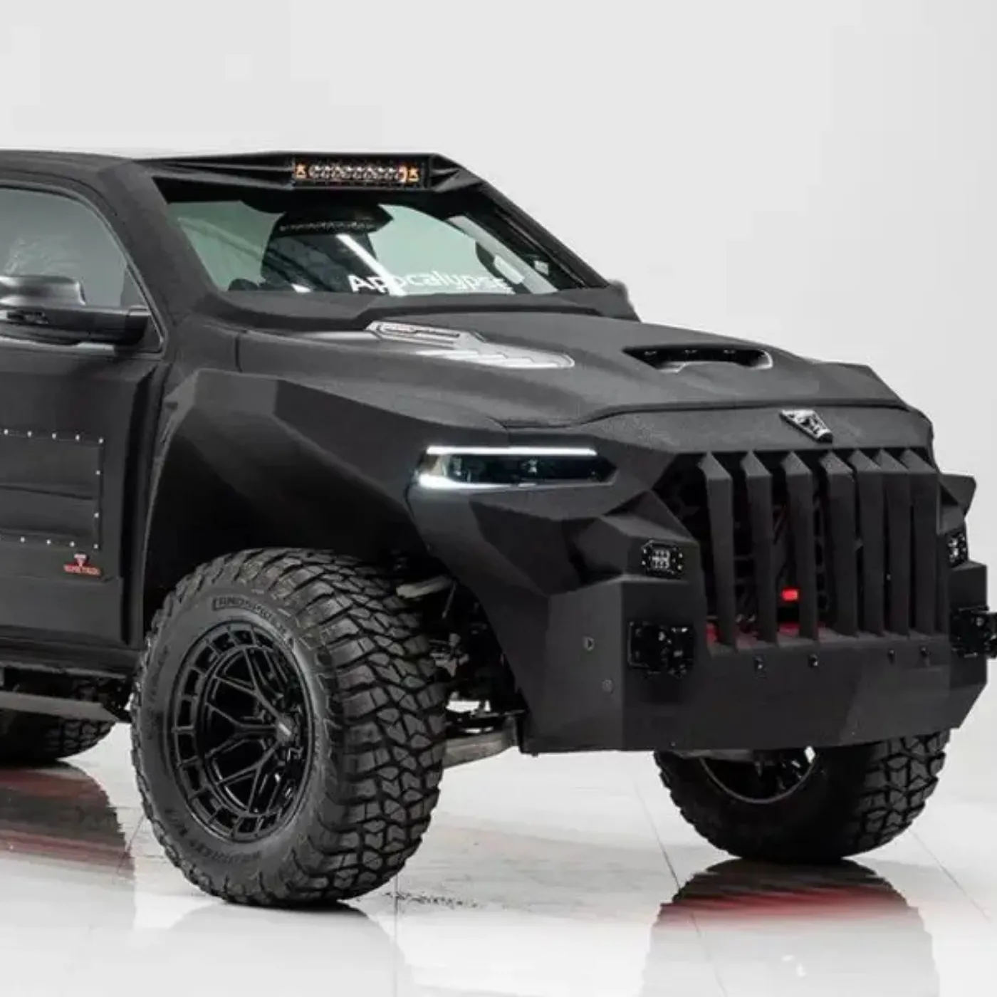 Drake Blows Up With a $500,000 Supercar: An Unmissable Symbol of Power 3 Drake Blows Up With a $500,000 Supercar: An Unmissable Symbol of Power