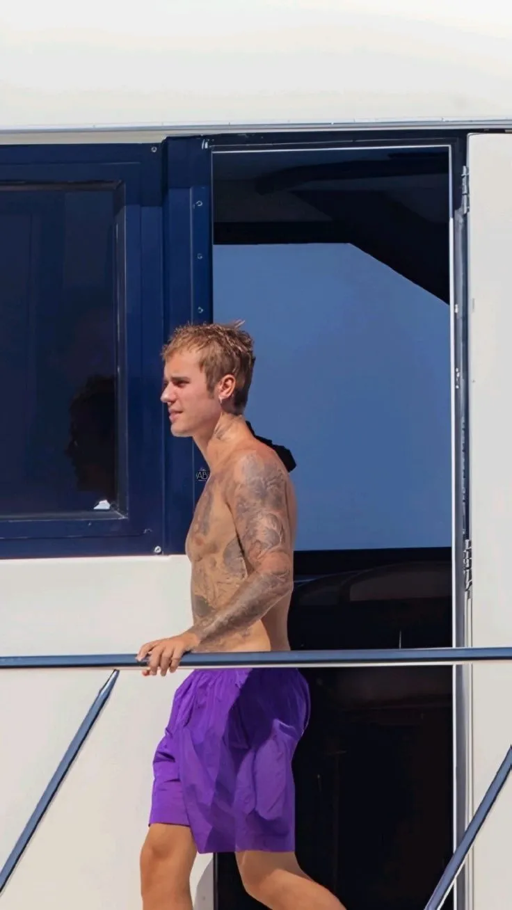 New Year, New Justin Bieber? Fans Fear for Justin Bieber After Disturbing Images Emerge 4 New Year, New Justin Bieber? Fans Fear for Justin Bieber After Disturbing Images Emerge