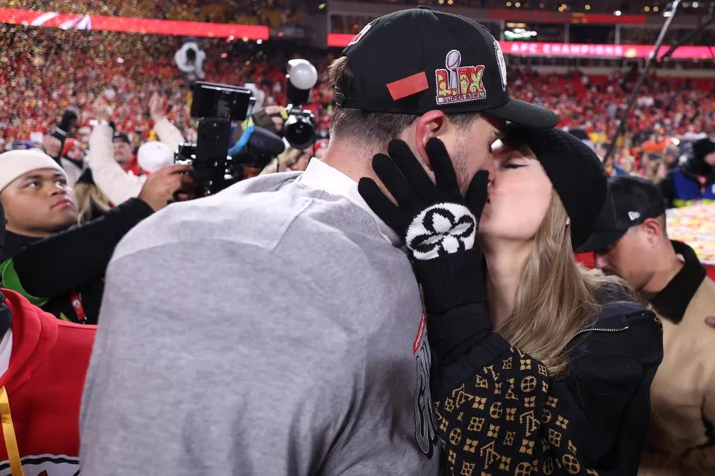 Taylor Swift and Donna Kelce Warn Travis Kelce Ahead of the Super Bowl 2 Taylor Swift and Donna Kelce Warn Travis Kelce Ahead of the Super Bowl