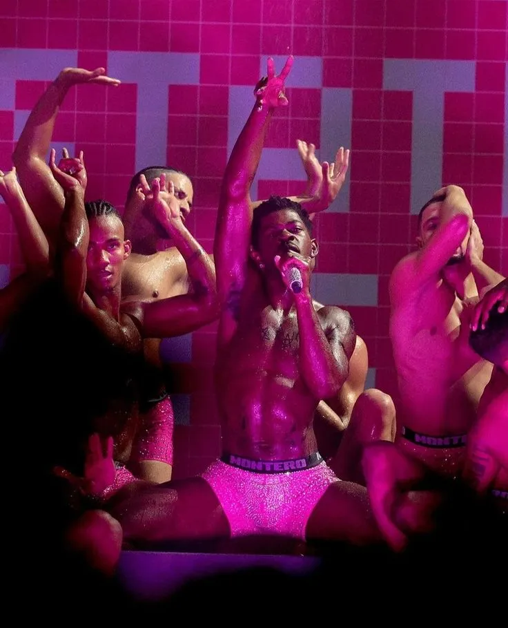 Fans Can’t Get Enough of Lil Nas X’s Love-Fueled Energy 3 Fans Can’t Get Enough of Lil Nas X’s Love-Fueled Energy