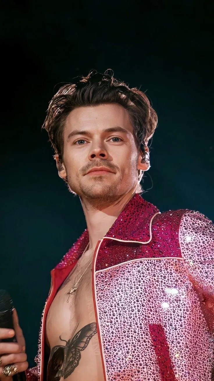 Harry Styles Just Turned 31—See His Most Iconic Looks Over the Years! 4 Harry Styles Just Turned 31—See His Most Iconic Looks Over the Years!