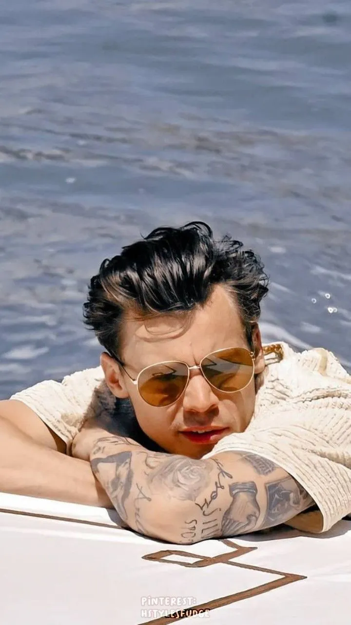 Harry Styles Just Turned 31—See His Most Iconic Looks Over the Years! 5 Harry Styles Just Turned 31—See His Most Iconic Looks Over the Years!