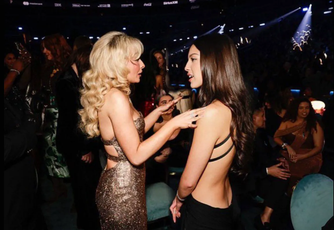Sabrina Carpenter & Olivia Rodrigo Reunite at the 2025 Grammys 3 Sabrina Carpenter & Olivia Rodrigo Reunite at the 2025 Grammys