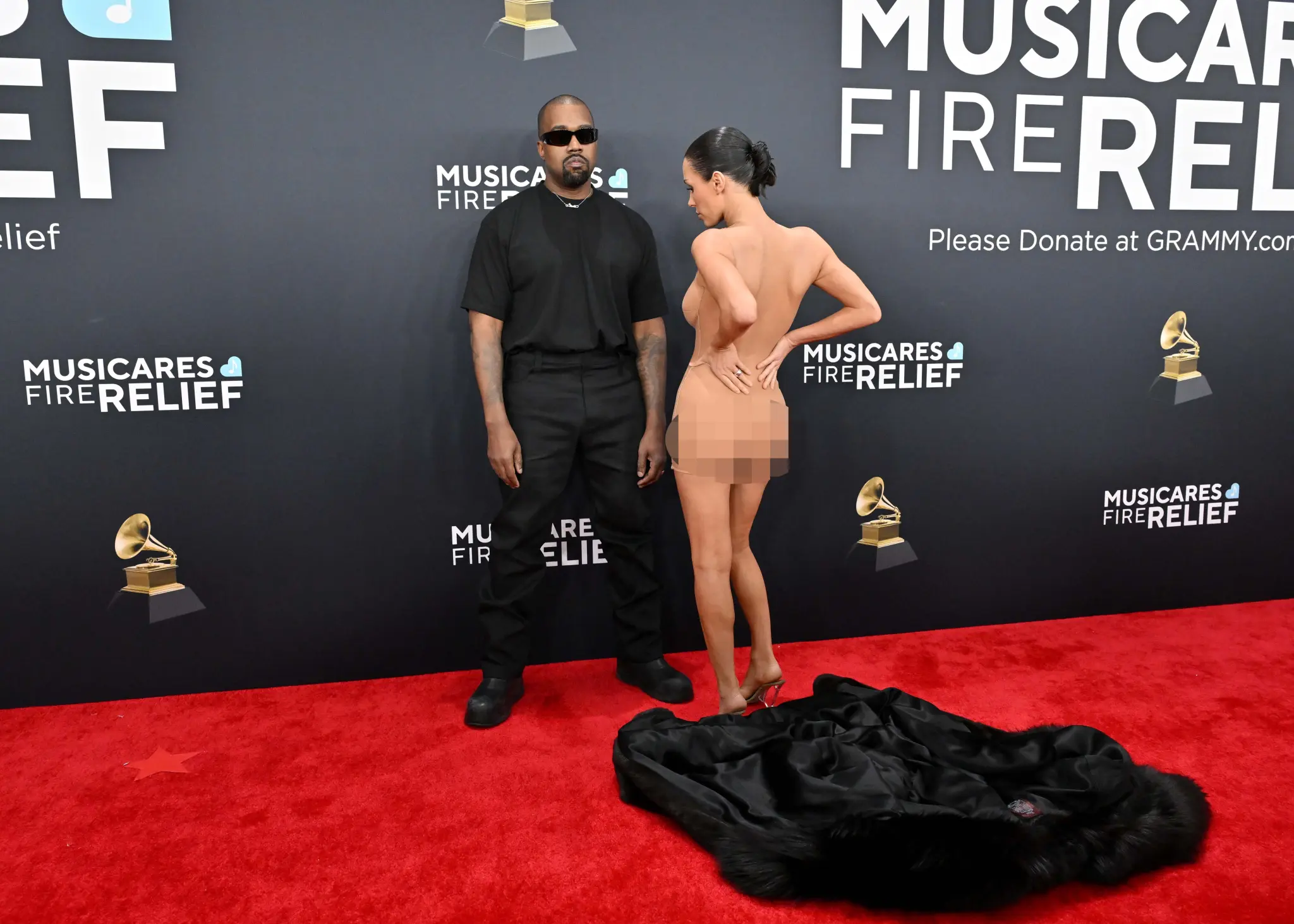 Bianca Censori Covers Up Completely in First Public Appearance with Kanye West Since the 2025 Grammy Awards: A Dramatic Style Shift 3 Bianca Censori Covers Up Completely in First Public Appearance with Kanye West Since the 2025 Grammy Awards: A Dramatic Style Shift