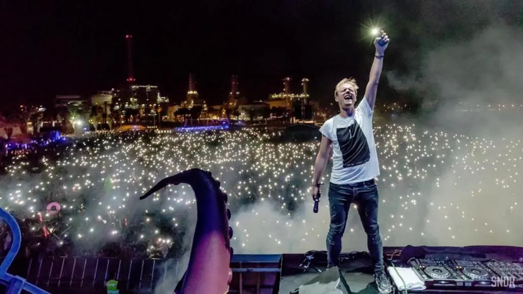 Disfruta này là bộ 5 tập của Armin Van Buuren trong Untold Festival
