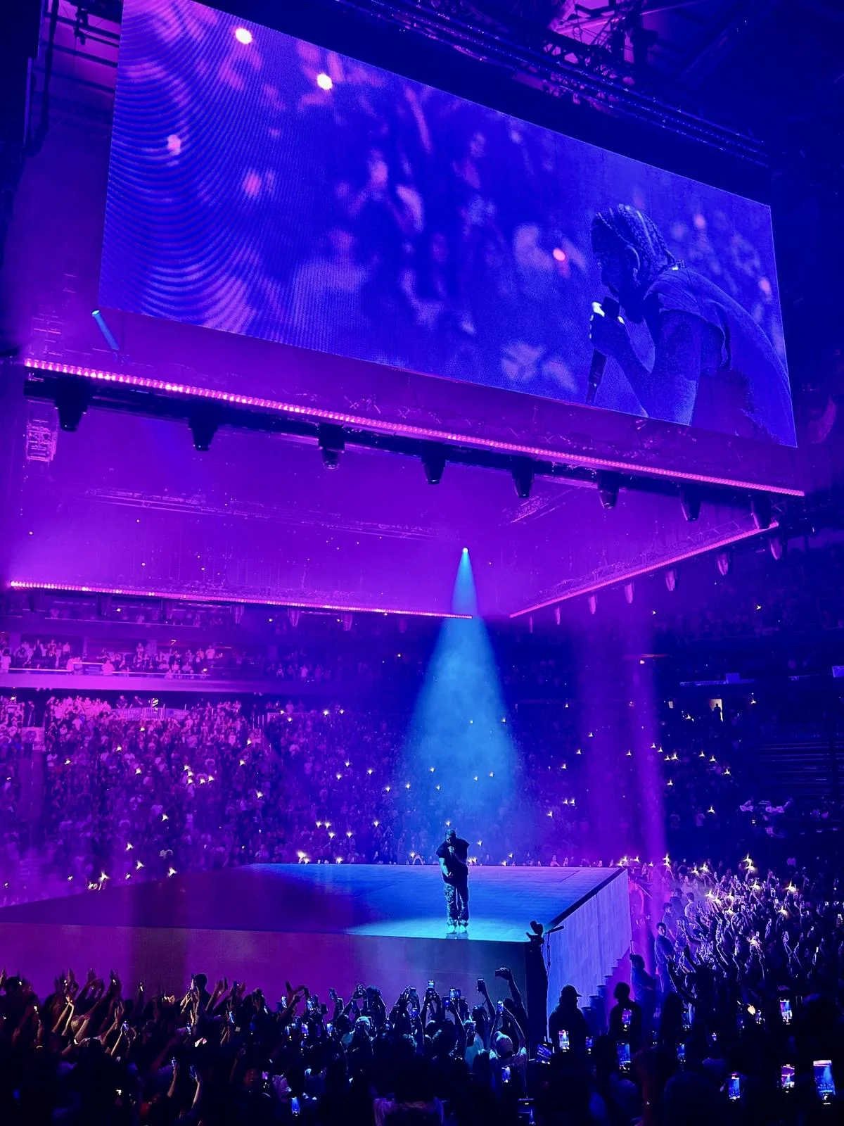 Drake Surprises Fans by Giving Away Over $50,000 in Cash During His Melbourne Concert