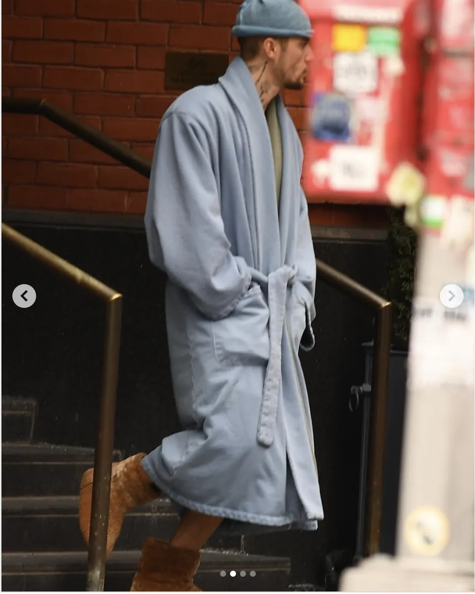Justin Bieber Steps Out in a Bathrobe in New York City: A Relaxed Look in the Big Apple 2 Justin Bieber Steps Out in a Bathrobe in New York City: A Relaxed Look in the Big Apple