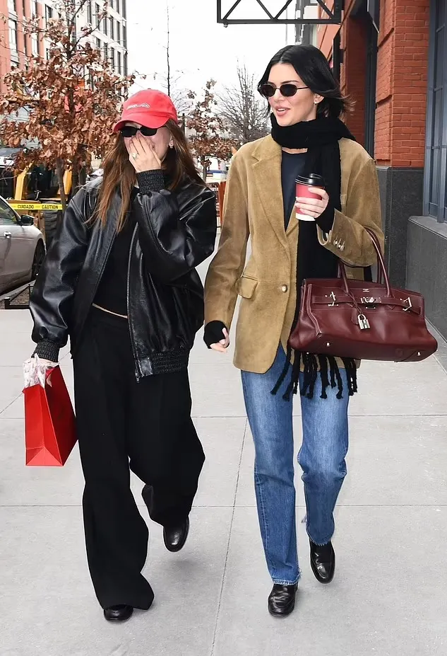 Justin Bieber Steps Out in a Bathrobe in New York City: A Relaxed Look in the Big Apple 3 Justin Bieber Steps Out in a Bathrobe in New York City: A Relaxed Look in the Big Apple