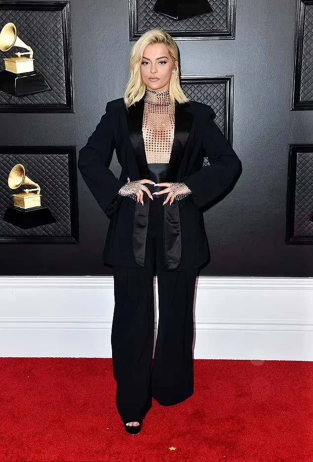 Chart-Topping Singer Looks Unrecognizable Without Makeup in LA—Can You Guess Who? 5 Chart-Topping Singer Looks Unrecognizable Without Makeup in LA—Can You Guess Who?