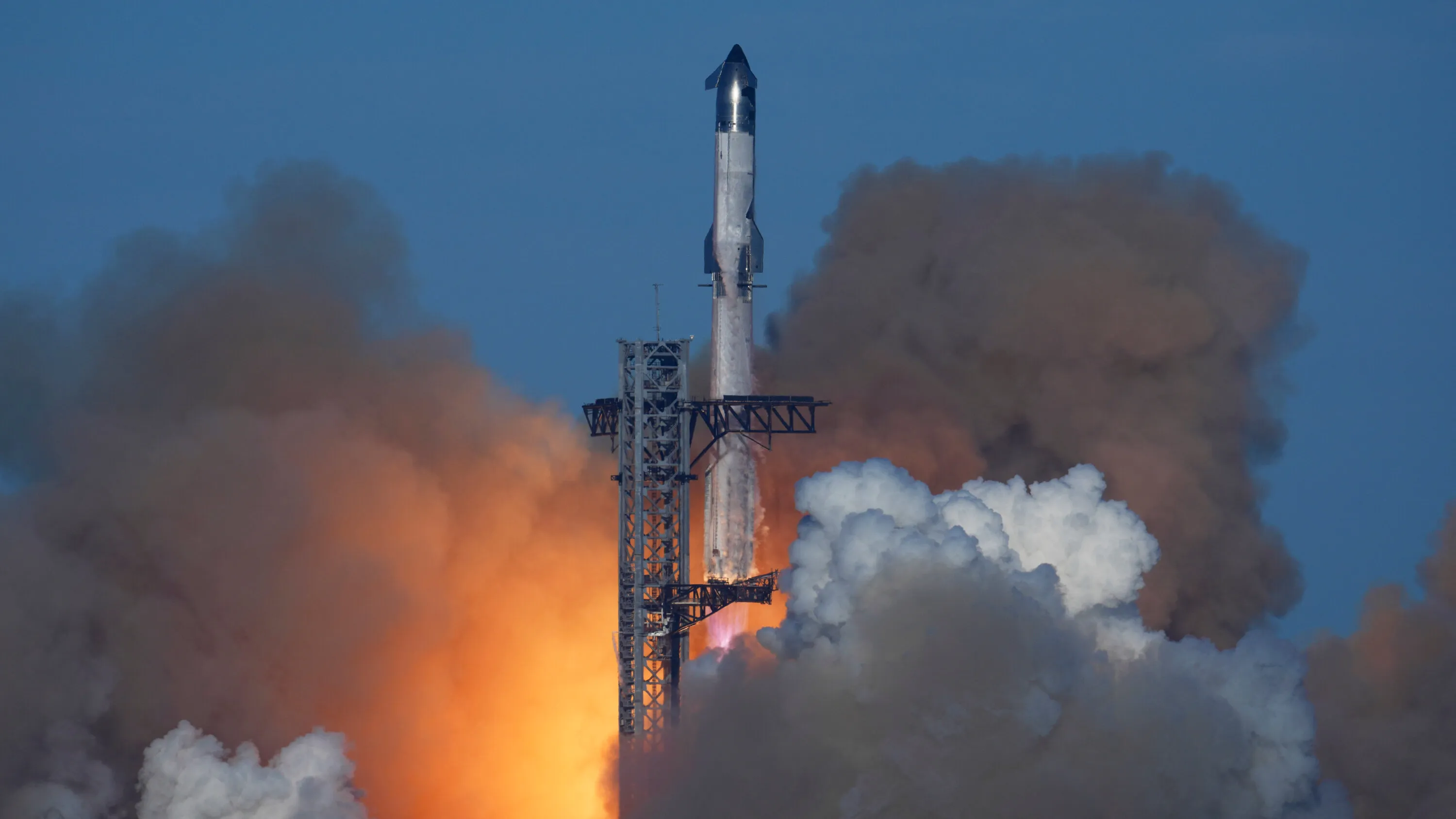 Elon Musk’s Starship Rocket Stage Explodes, Sending Fiery Debris Raining Down!