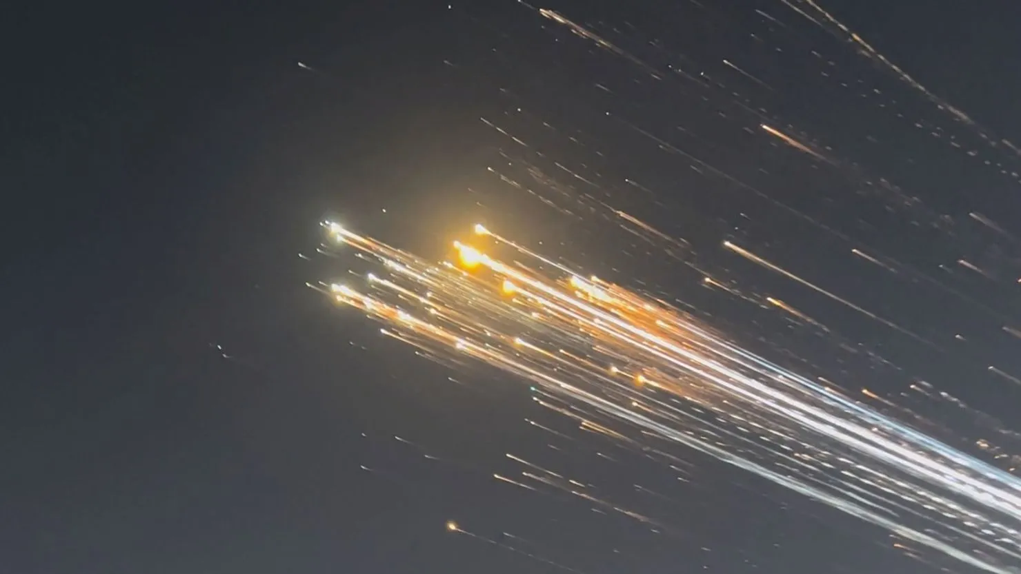 Elon Musk’s Starship Rocket Stage Explodes, Sending Fiery Debris Raining Down!