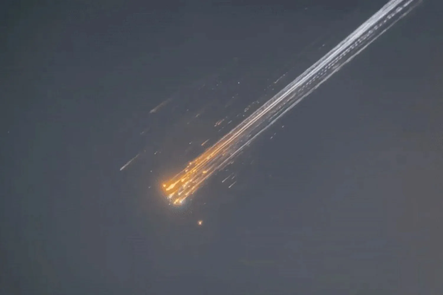 Elon Musk’s Starship Rocket Stage Explodes, Sending Fiery Debris Raining Down!