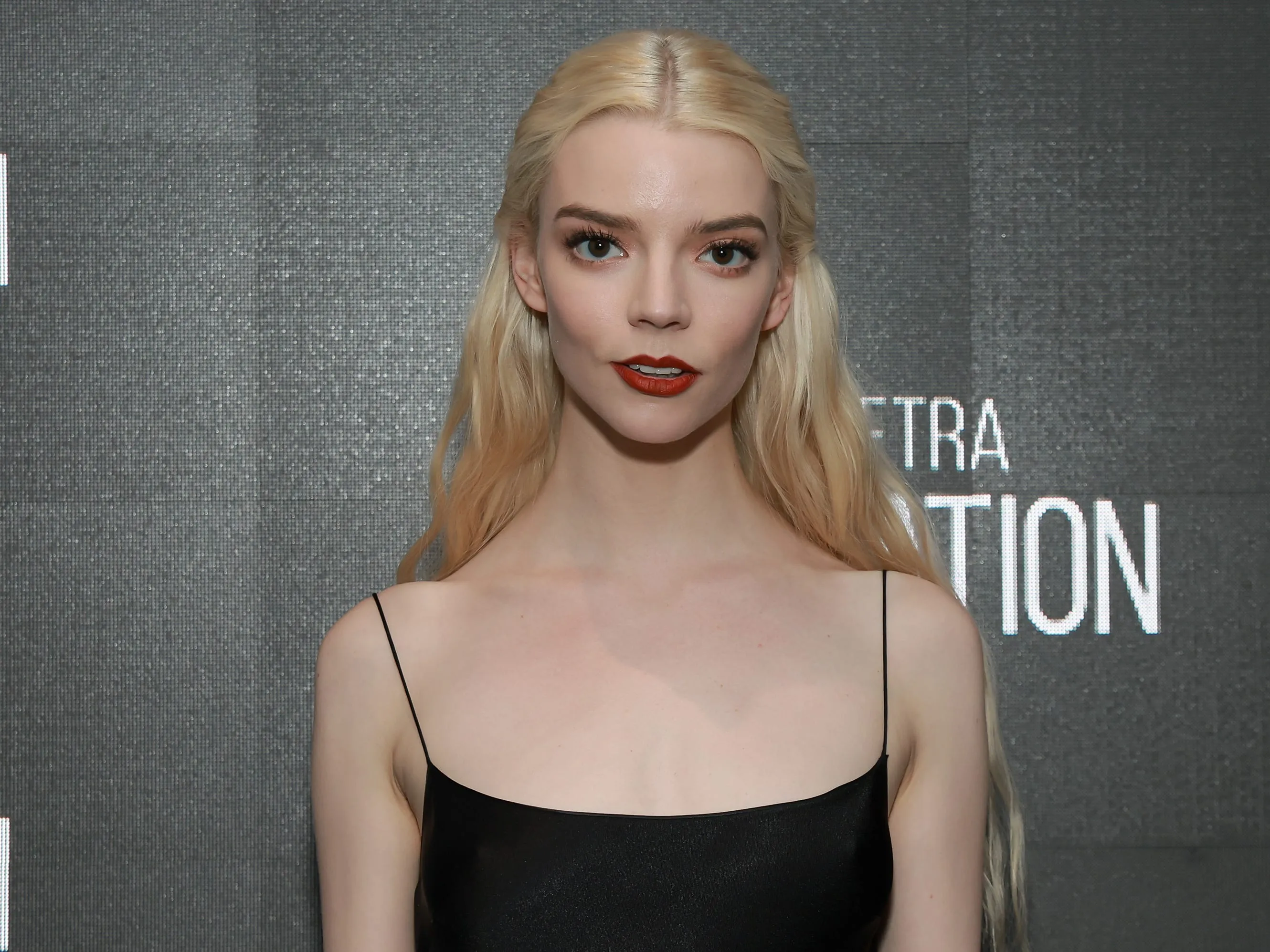 Anya Taylor-Joy Affectionately Embraces Husband Malcolm McRae in NYC 2 Anya Taylor-Joy Affectionately Embraces Husband Malcolm McRae in NYC