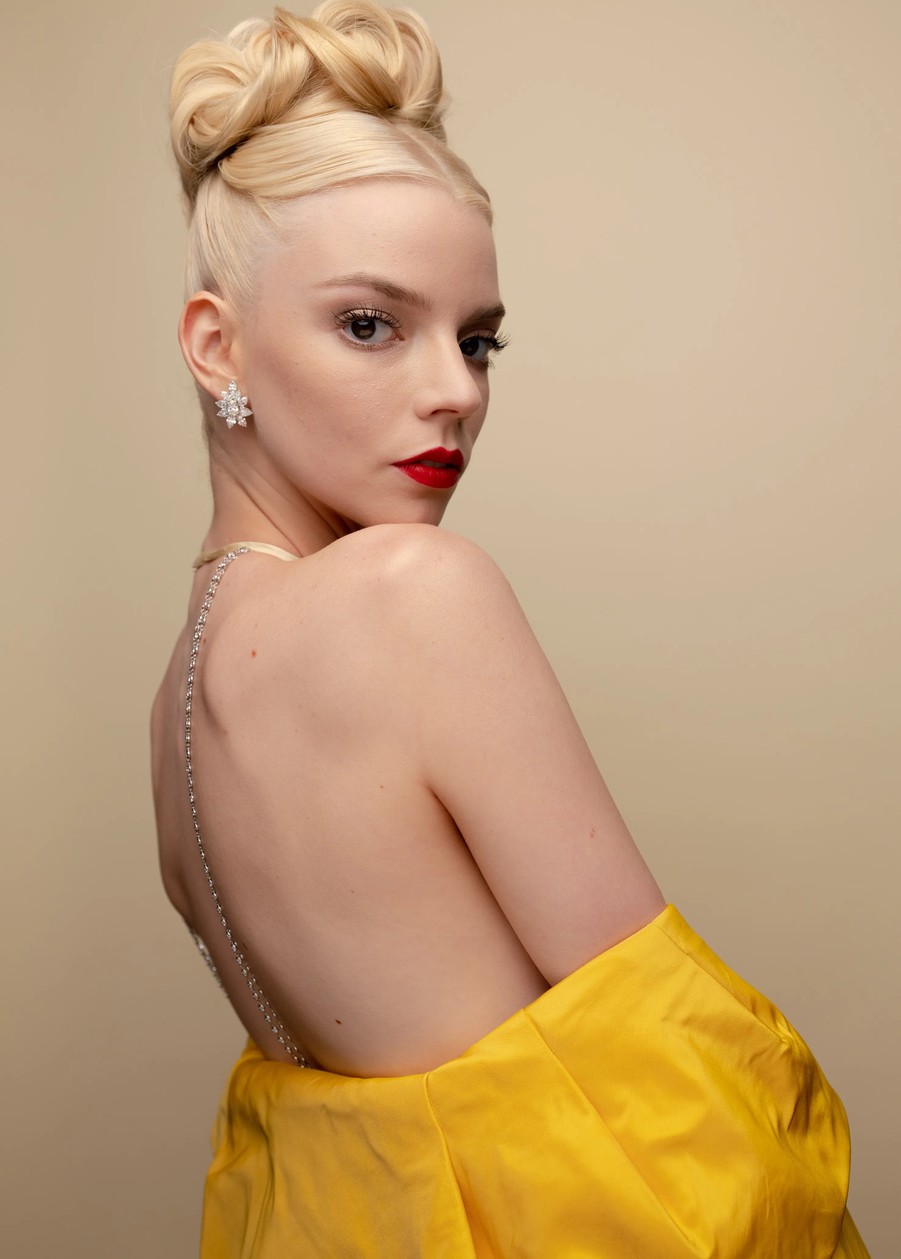 Anya Taylor-Joy meets the expectations of fans on Valentine's Day, the expectations of the fans expect their idols to meet. This is the act of showing the attachment between her and those who love her