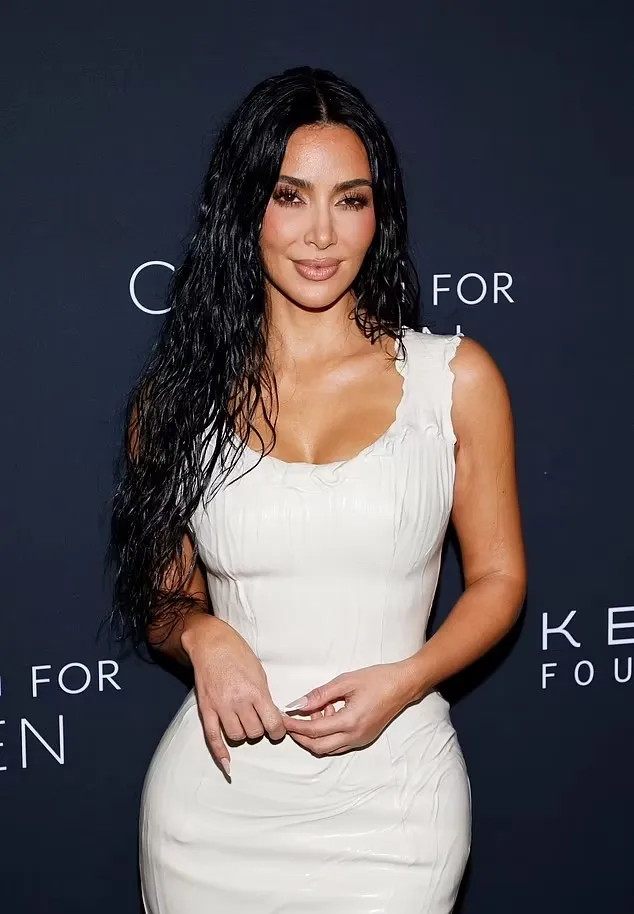 Kim Kardashian Drops Bombshell Bikini Pic Amid Kanye & Bianca Drama! 2 Kim Kardashian Drops Bombshell Bikini Pic Amid Kanye & Bianca Drama!