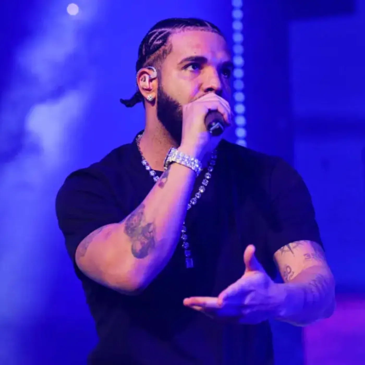 Video: Drake Greets Alex Pereira During Concert in Sydney, A New Playlist is Being Updated