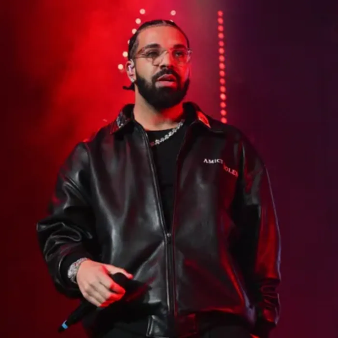 Video: Drake Greets Alex Pereira During Concert in Sydney, A New Playlist is Being Updated