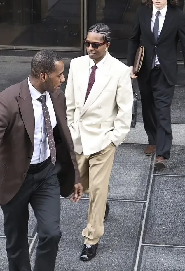 Rihanna’s Striking Courtroom Exit Sparks a Buzz—What’s Really Going On?
