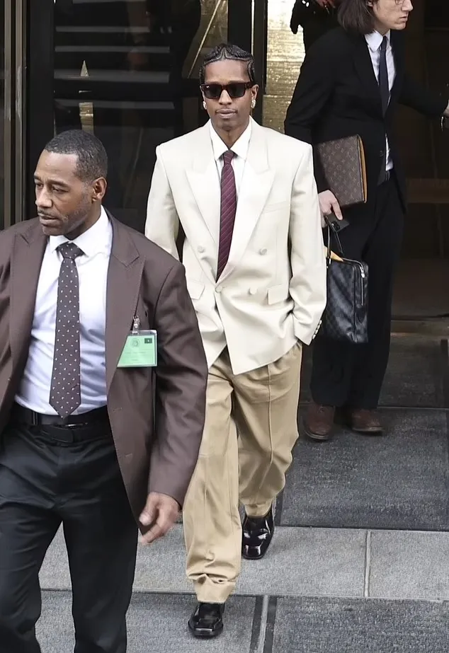 Rihanna’s Striking Courtroom Exit Sparks a Buzz—What’s Really Going On?