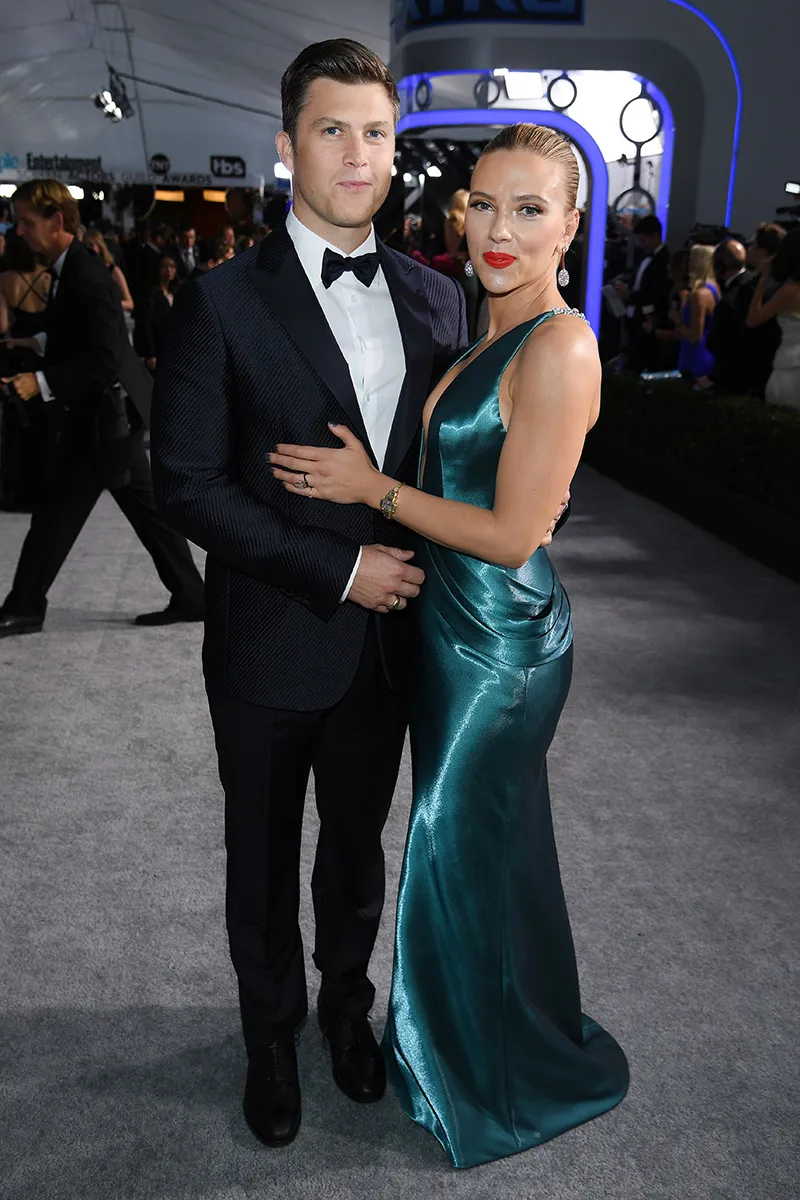 Scarlett Johansson and Colin Jost, the famous couple in the entertainment industry, not only attracted attention by their impressive career but also by their increasingly delicate and impressive red carpet fashion style.