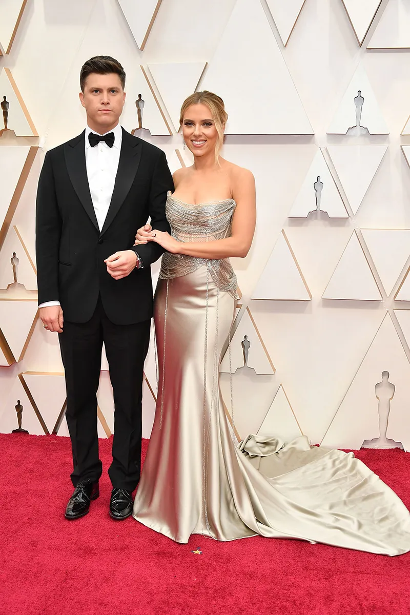 Scarlett Johansson and Colin Jost, the famous couple in the entertainment industry, not only attracted attention by their impressive career but also by their increasingly delicate and impressive red carpet fashion style.