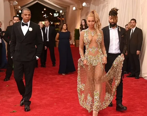 Chaos at the Grammys: Beyoncé’s Stylist Breaks Silence on Shocking Wardrobe Moment