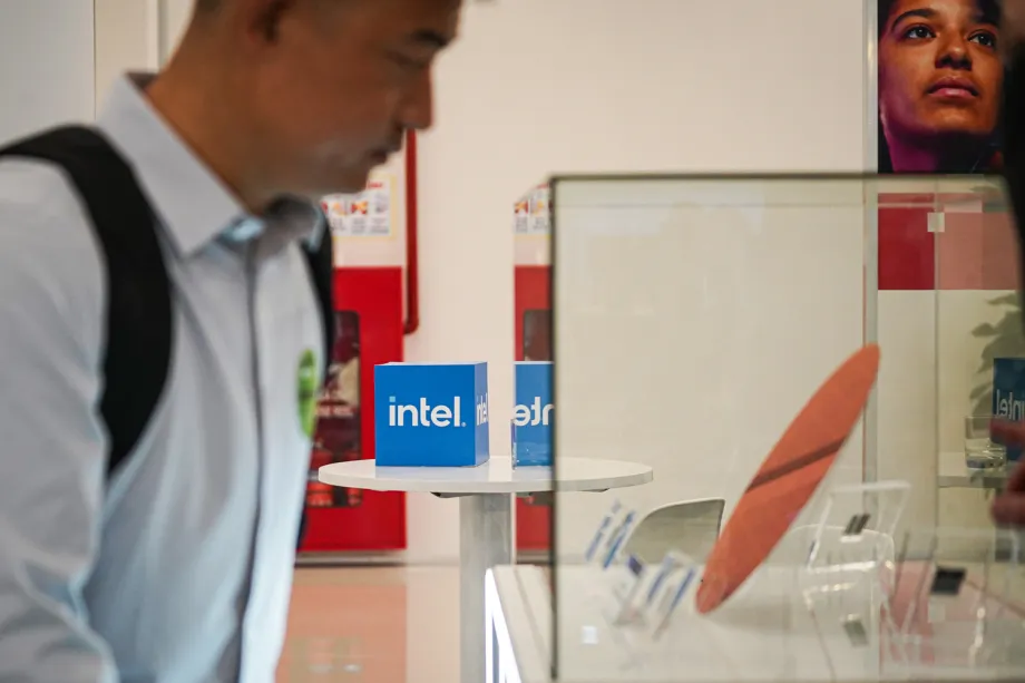 Bill Gates Sounds the Alarm: Is Intel Losing Its Edge in the AI Chip Race?