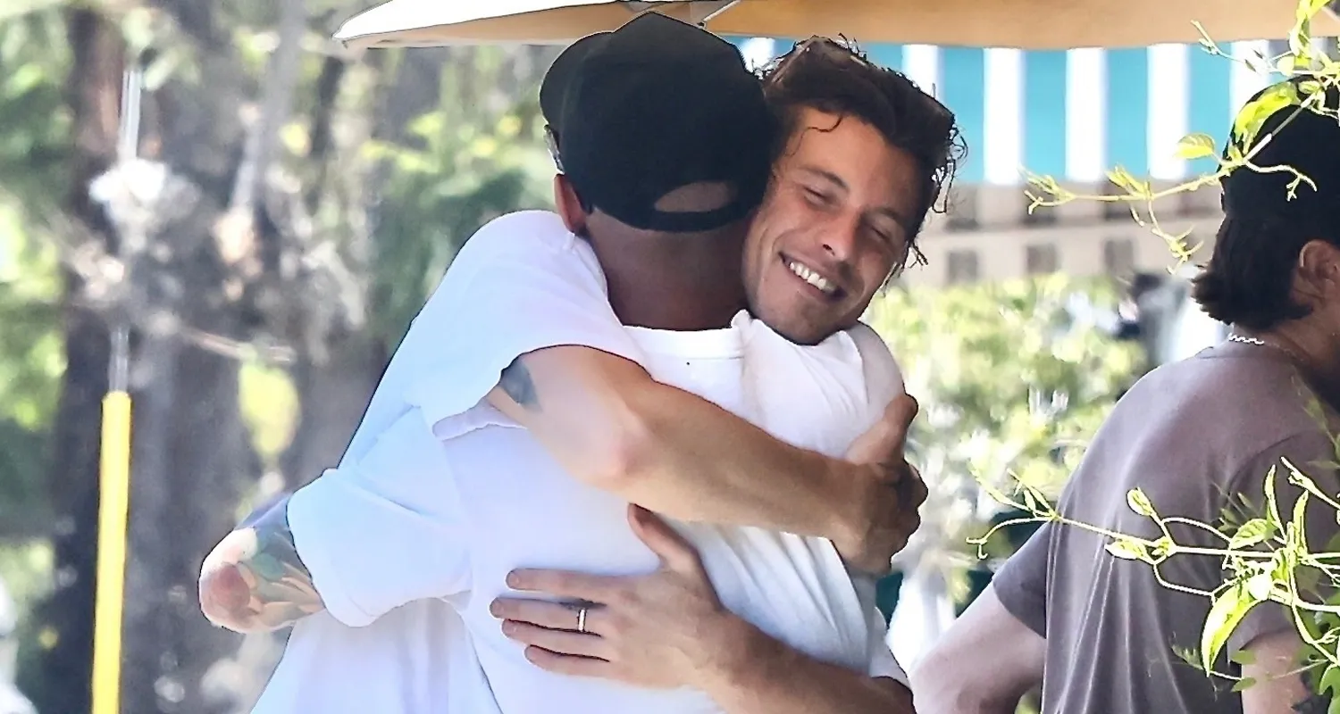 Shawn Mendes Shares Big Hug with Friend While Stepping Out for Lunch in Los Feliz | Shawn Mendes | Just Jared: Celebrity Gossip and Breaking Entertainment News