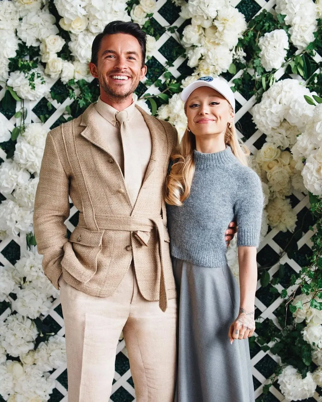 When Wimbledon Froze in Time: Jonathan Bailey and Ariana Grande’s 2023 Moment Still Haunts the Internet