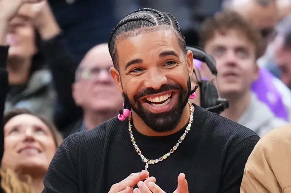 Drake Shows Off His Six-Pack Abs in Mirror Selfie & Teases 'Iceman'