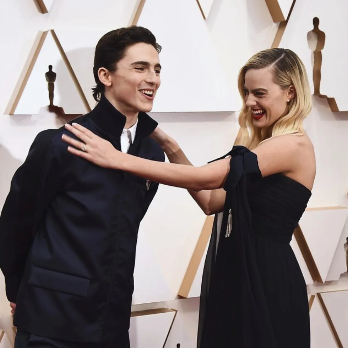 Margot Robbie Steals the Show While Timothée Chalamet Ignites Wild Frenzy at Kids Choice Awards 2 Margot Robbie Steals the Show While Timothée Chalamet Ignites Wild Frenzy at Kids Choice Awards