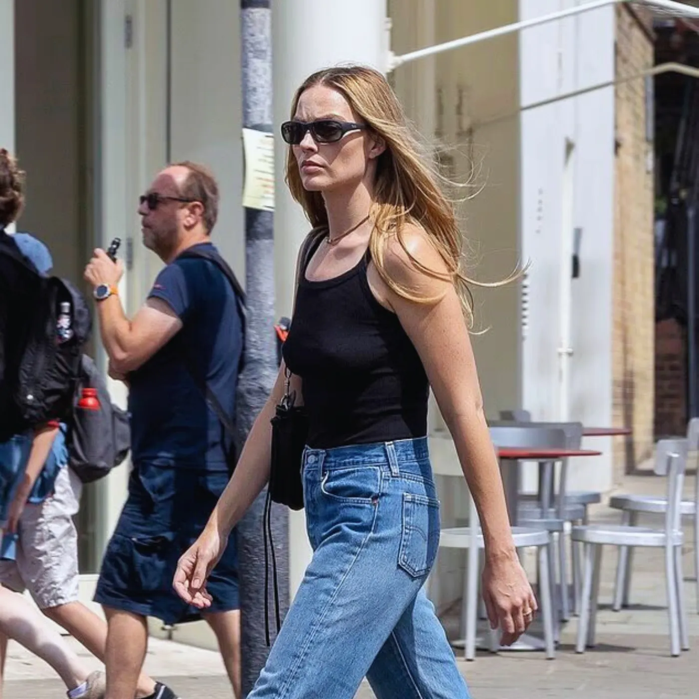 Margot Robbie Turns London Sidewalk Into Runway With Unexpected Twist 4 Margot Robbie Turns London Sidewalk Into Runway With Unexpected Twist