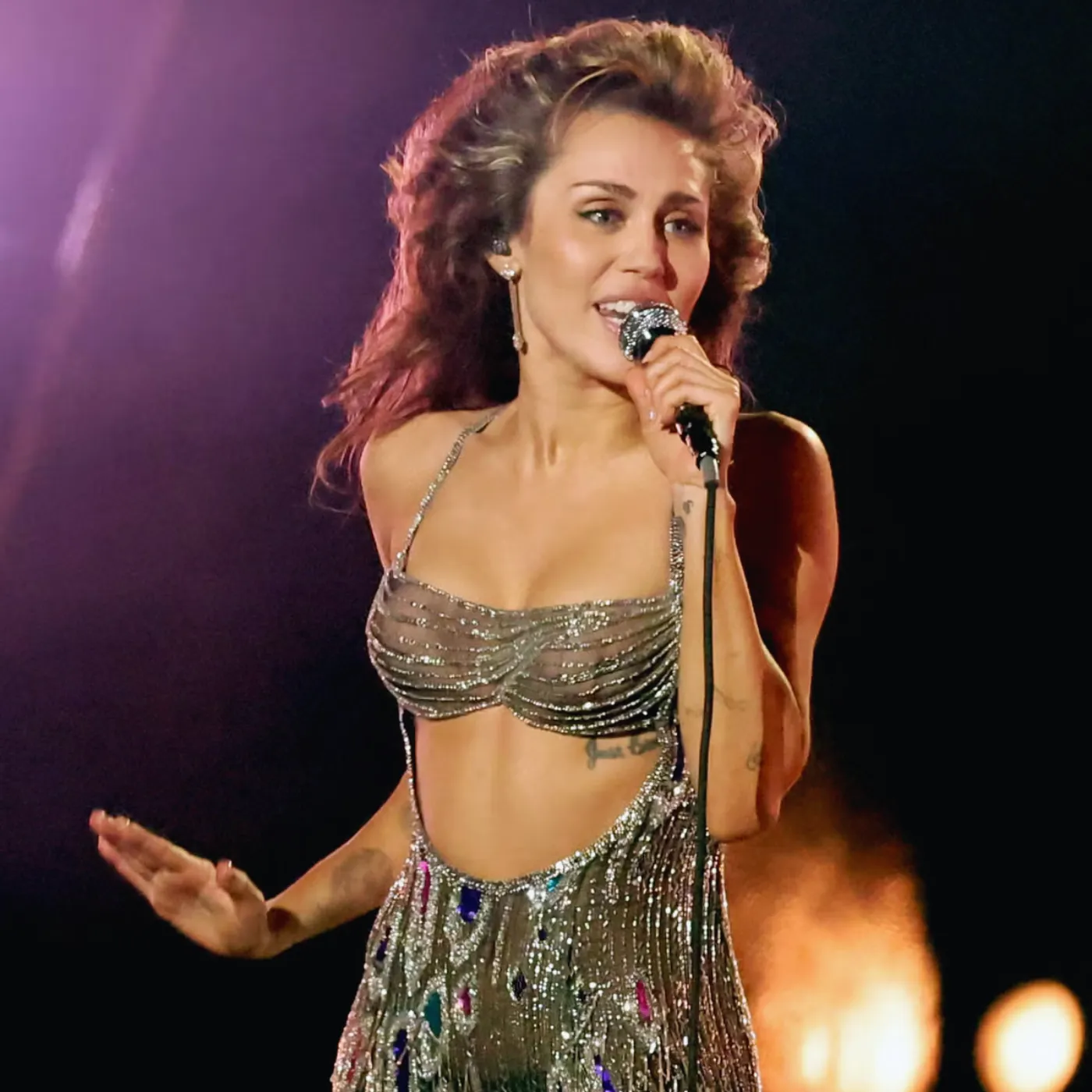 Miley Cyrus Exposes Her Bizarre Stage Fright Cure Shocks Industry