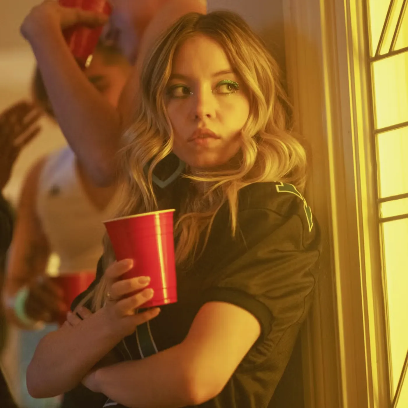Sydney Sweeney’s Tequila-Soaked Sing-Along Ignites Wild Frenzy Among Bar Crowd